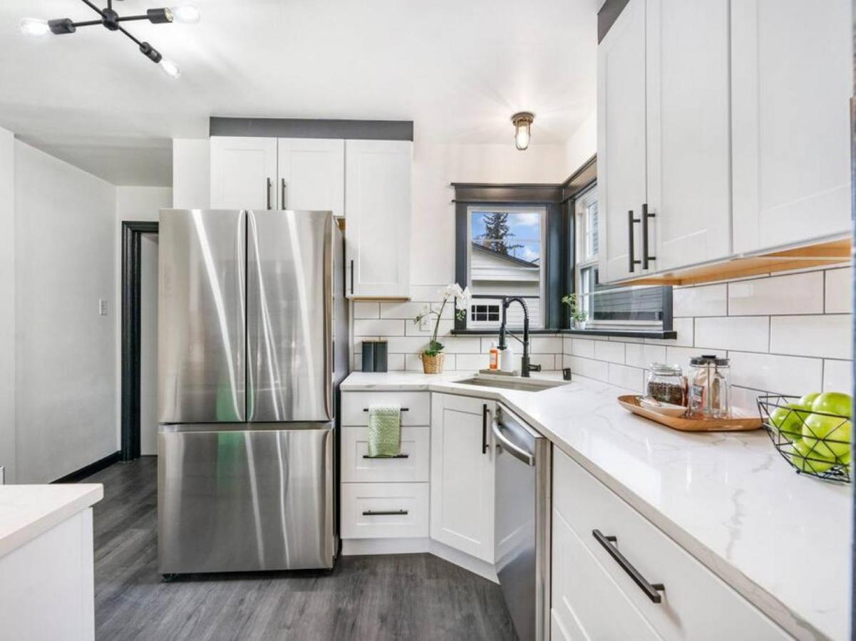 Picture Perfect Bungalow In The Heart Of Dt Vancouver Exterior photo